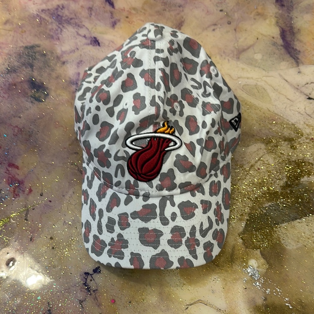 New Era Kids' Gray and Red Patterned Cap